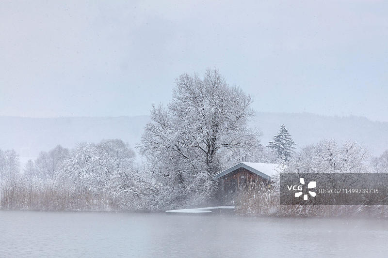 德国巴伐利亚Grossweil的Eichsee船棚图片素材