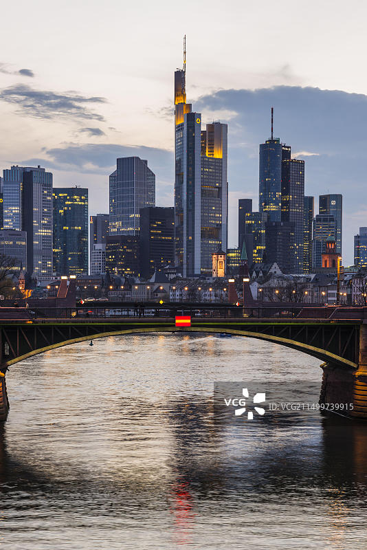 德国黑森州日落时分的银行区天际线图片素材