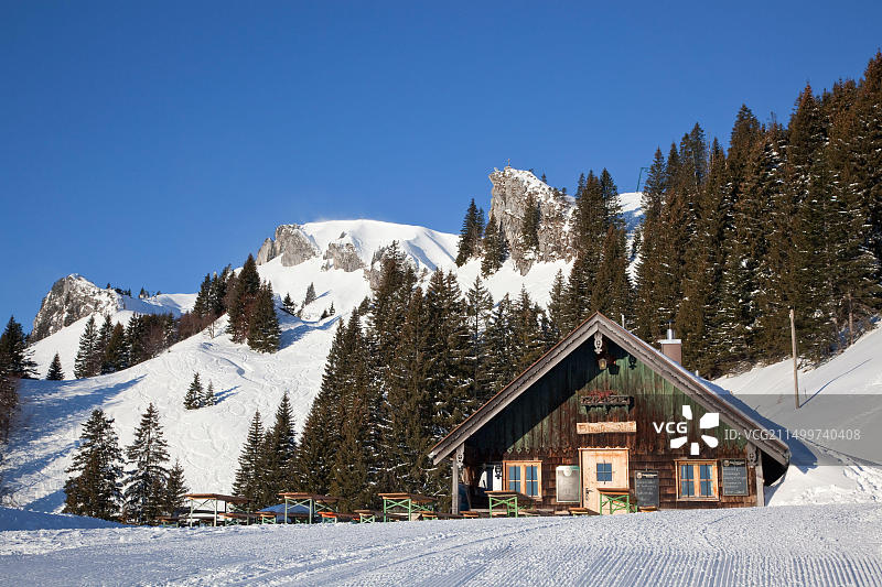 德国巴伐利亚州伦格里斯：布劳内克冬季的斯特拉瑟阿尔姆图片素材