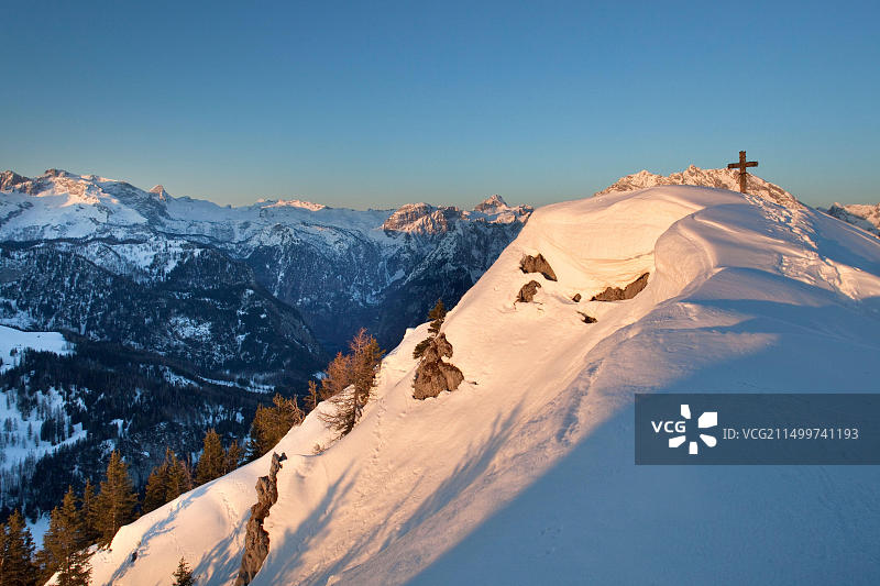 德国巴伐利亚国王湖畔山顶十字架图片素材