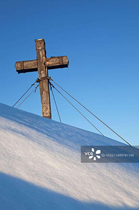 德国巴伐利亚国王湖畔山顶十字架图片素材