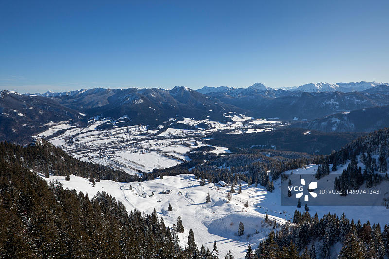 德国巴伐利亚：从布劳内克眺望巴伐利亚阿尔卑斯山图片素材