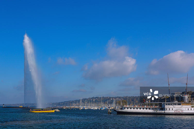 瑞士日内瓦莱蒙湖大喷泉和古斯塔夫·阿多尔码头上的蒸汽船图片素材