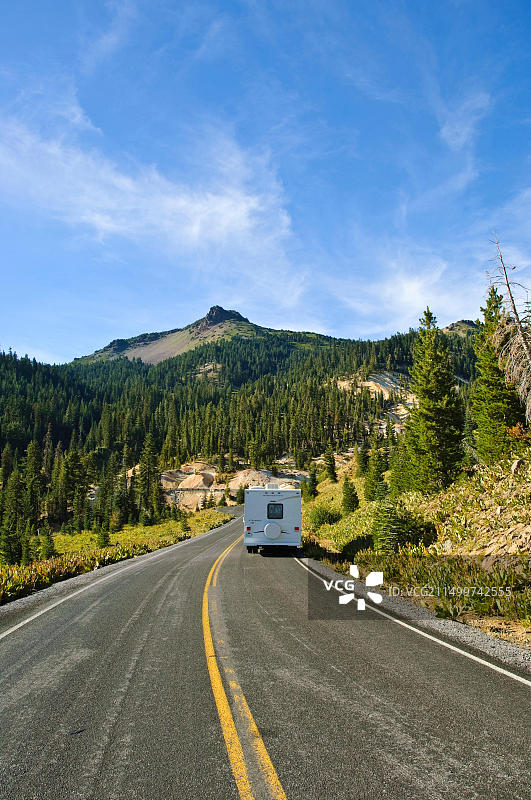 在加利福尼亚州拉森火山国家公园乡村道路上的旅行车图片素材