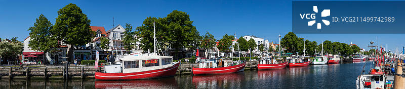 德国梅克伦堡-前波美拉尼亚罗斯托克港口的渔船图片素材