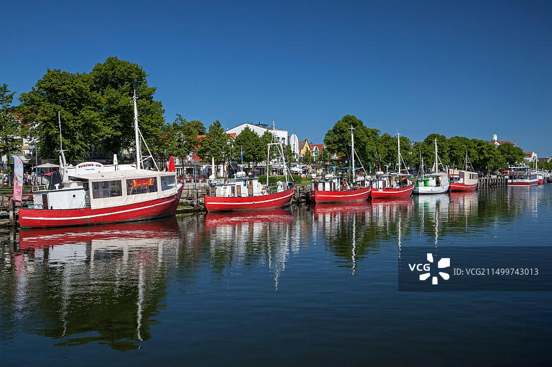 德国梅克伦堡-前波美拉尼亚罗斯托克港口的渔船图片素材