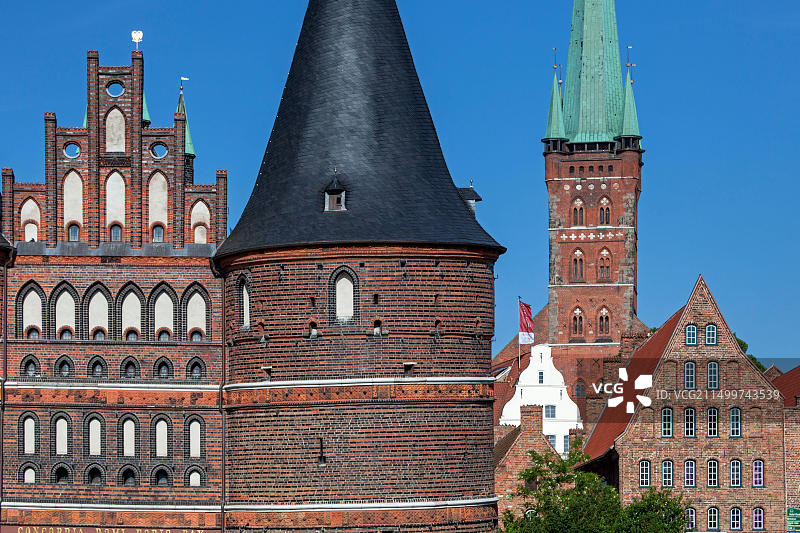 德国石勒苏益格-荷尔斯泰因州吕贝克：西侧的霍尔斯滕门和圣彼得教堂图片素材