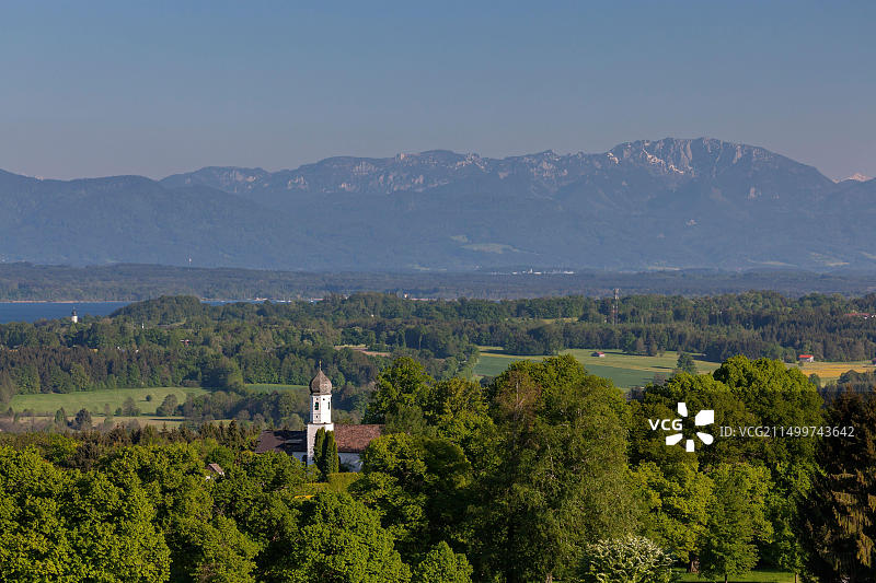 德国巴伐利亚图zing：从伊尔卡高地眺望施塔恩贝格湖和圣尼古拉斯教堂图片素材