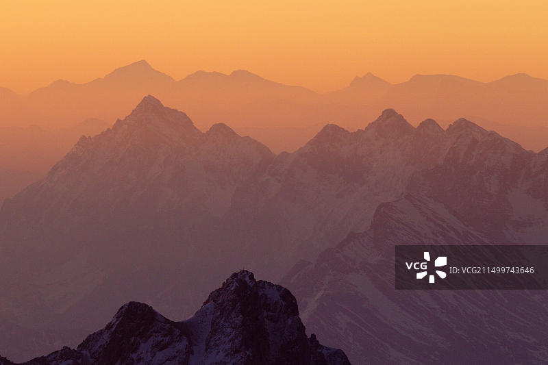 德国巴伐利亚州：从楚格峰顶峰眺望韦特施泰因山脉图片素材