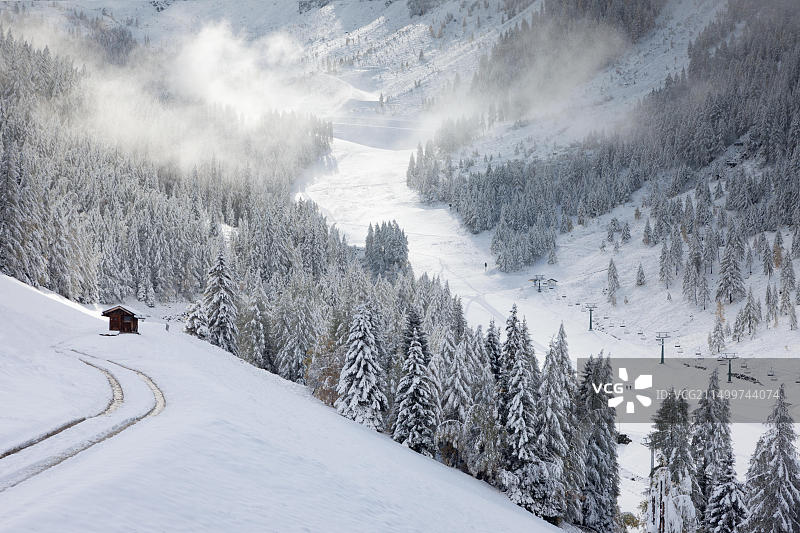 意大利南蒂罗尔克劳斯山莫雷格阿尔姆附近雪地徒步道图片素材