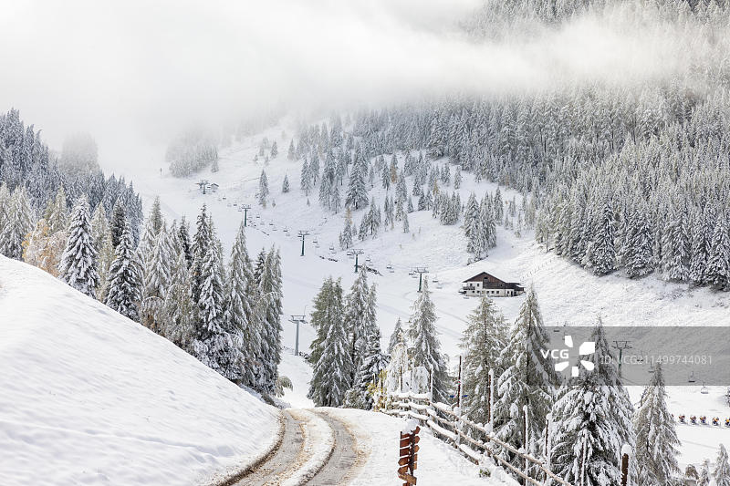 意大利南蒂罗尔克劳斯山莫雷格阿尔姆附近雪地徒步道图片素材