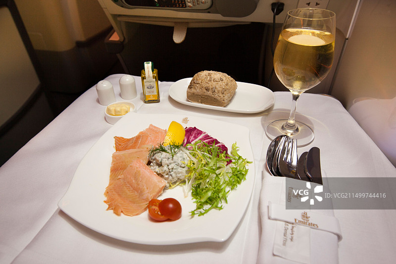 英国阿联酋航空A380商务舱的烟熏三文鱼图片素材