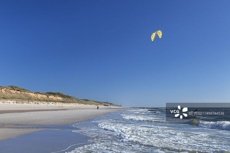 德国叙尔特岛坎普红色悬崖前的风筝冲浪者图片素材