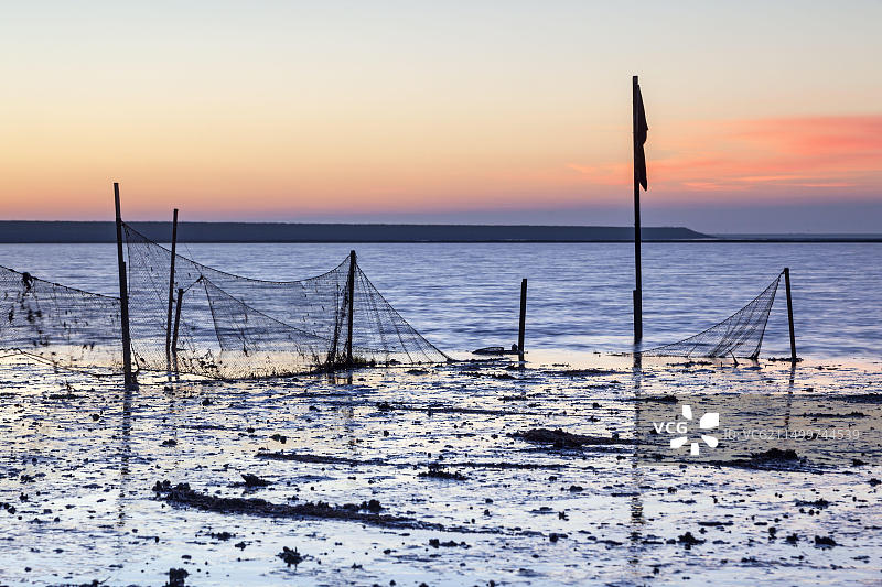 德国叙尔特岛黎明时分的渔网图片素材