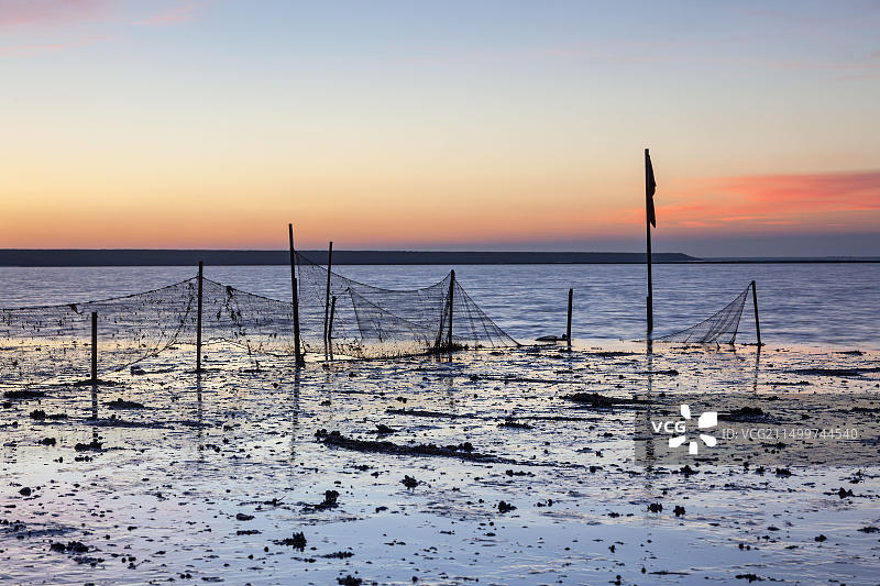 德国叙尔特岛黎明时分的渔网图片素材