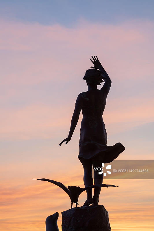 德国石勒苏益格-荷尔斯泰因州叙尔特岛S.O.S / 拯救海洋青铜雕塑图片素材