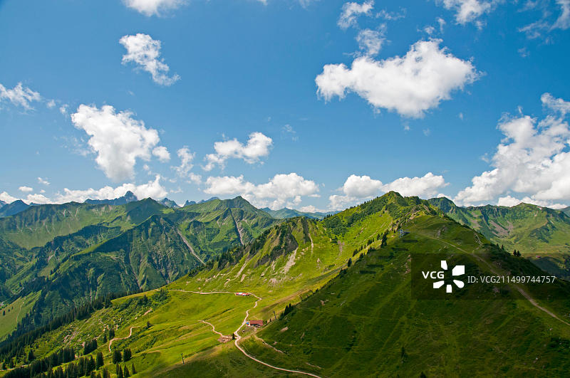 地理旅行：奥地利福拉尔贝格州，从瓦尔门丁格峰向南看吕希特阿尔卑斯山和穆特尔贝格科普夫图片素材