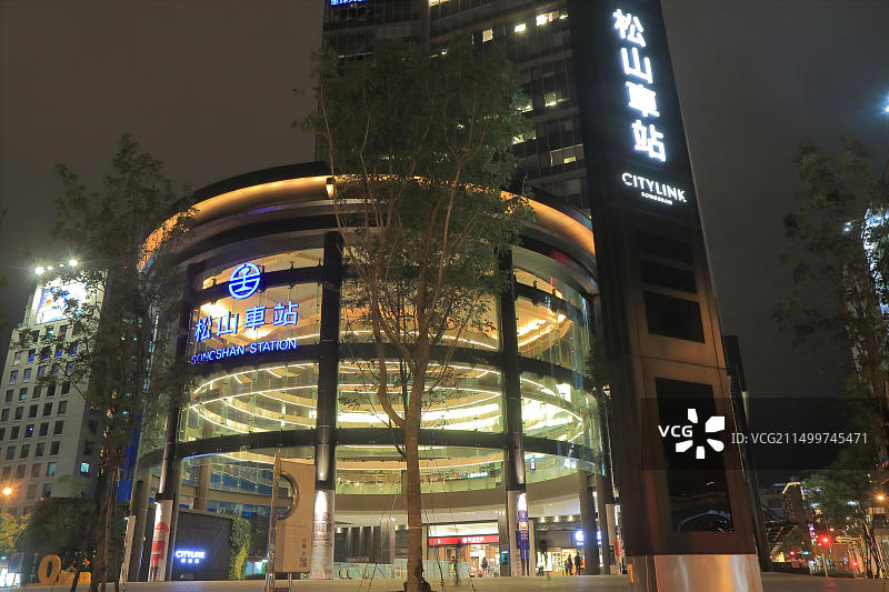 人们在台北松山火车站旅行图片素材