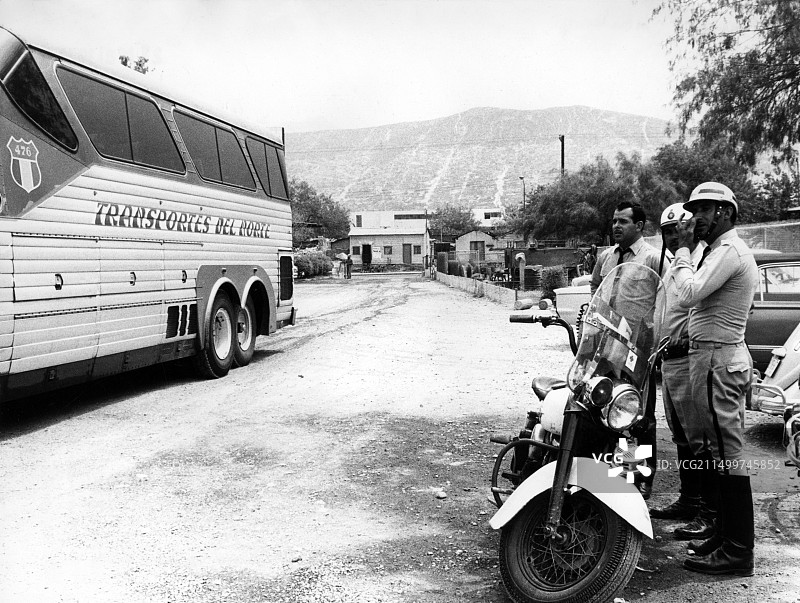 墨西哥蒙特雷街景，1971年，街道上的警察图片素材