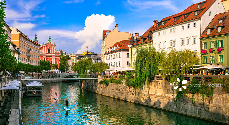 浪漫美丽的卢布尔雅那市中心运河咖啡馆（2019年9月）图片素材