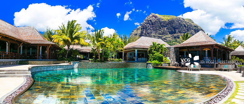 毛里求斯莫纳山丽世酒店豪华度假村泳池旁的休闲吧，2016年11月图片素材