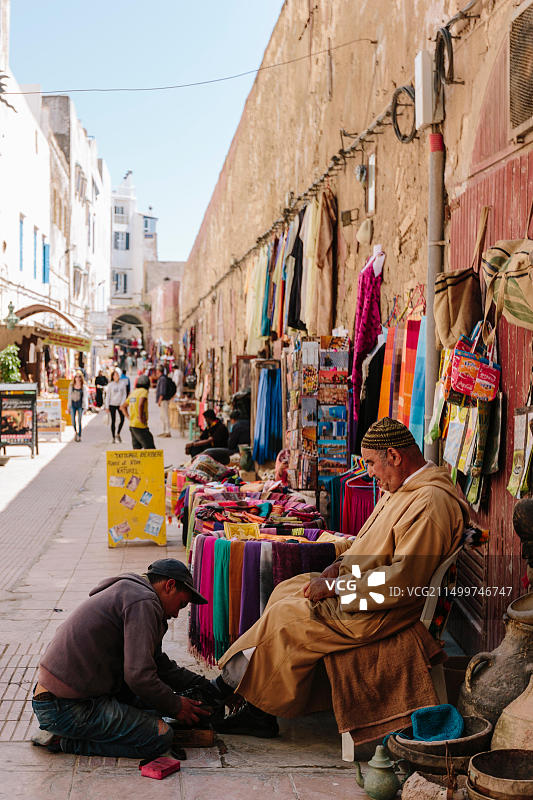 摩洛哥埃索维拉麦地那，一位男士在擦鞋图片素材