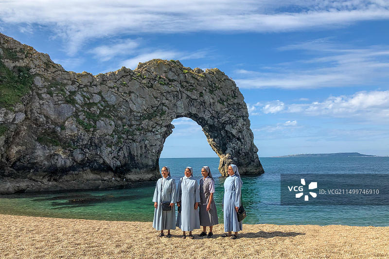 在多塞特郡卢沃斯海湾附近的德杜海滩上的修女图片素材
