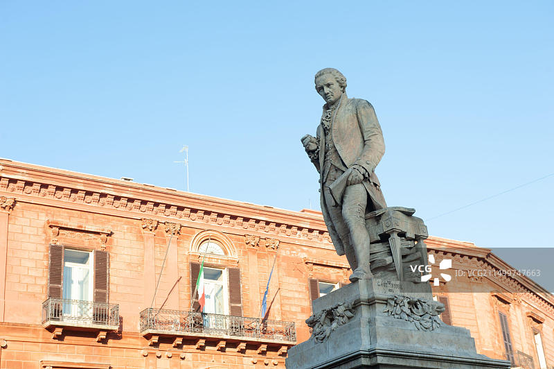 巴里艺术家Gaetano Fiore于1885年创作的雕塑作品图片素材