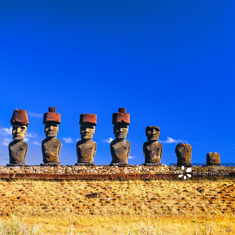 复活节岛阿胡塔海的摩艾石像图片素材