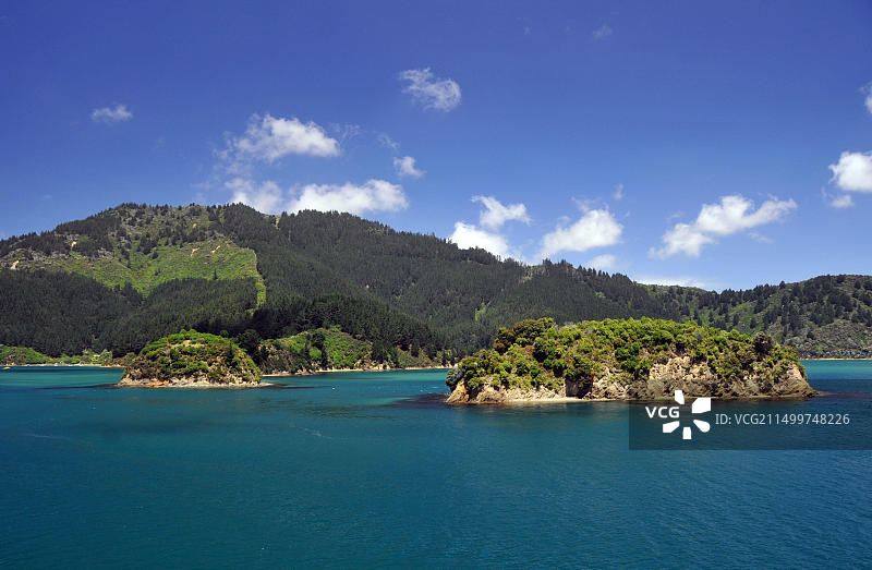 新西兰南岛马尔堡地区皮克顿附近夏洛特皇后峡湾的岛屿和海岸线图片素材