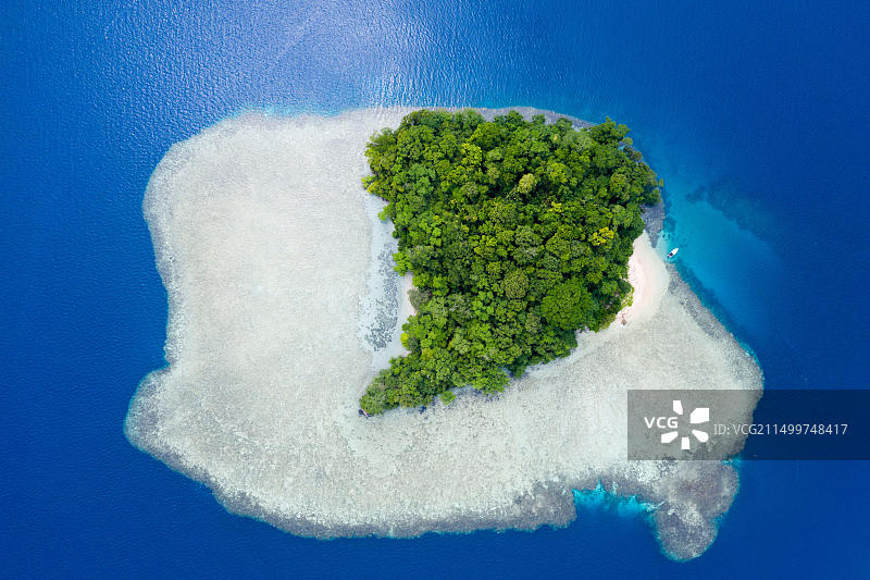 新不列颠金贝湾雷斯托夫岛鸟瞰图，巴布亚新几内亚图片素材