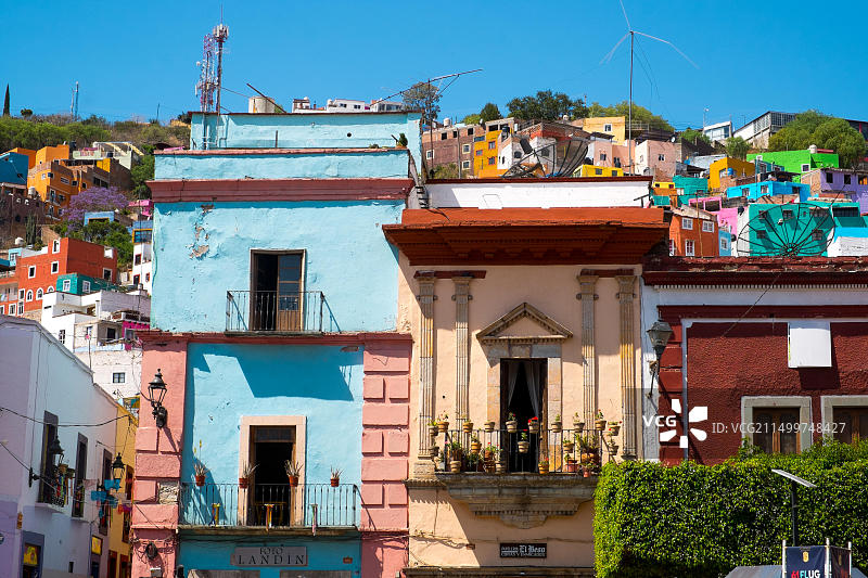 墨西哥瓜纳华托山坡上的彩色房屋图片素材