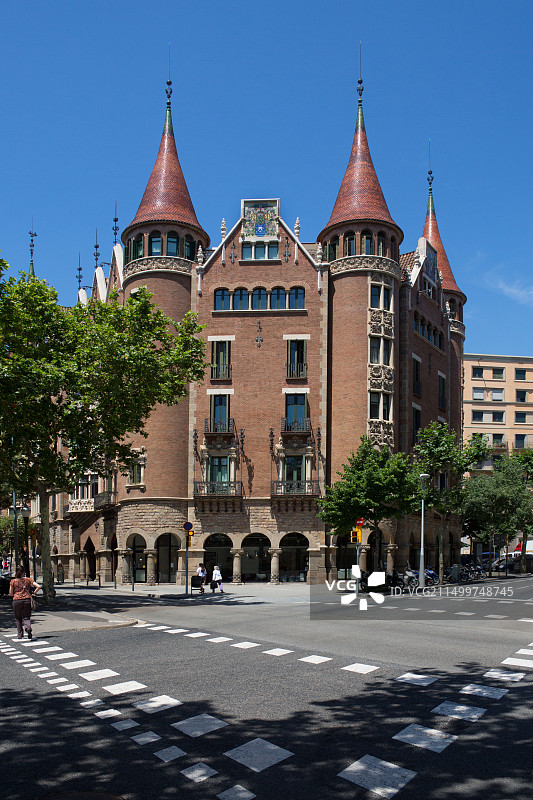 西班牙加泰罗尼亚巴塞罗那Eixample区的哥特式Casa Terrades les Punxes，建于1905年图片素材