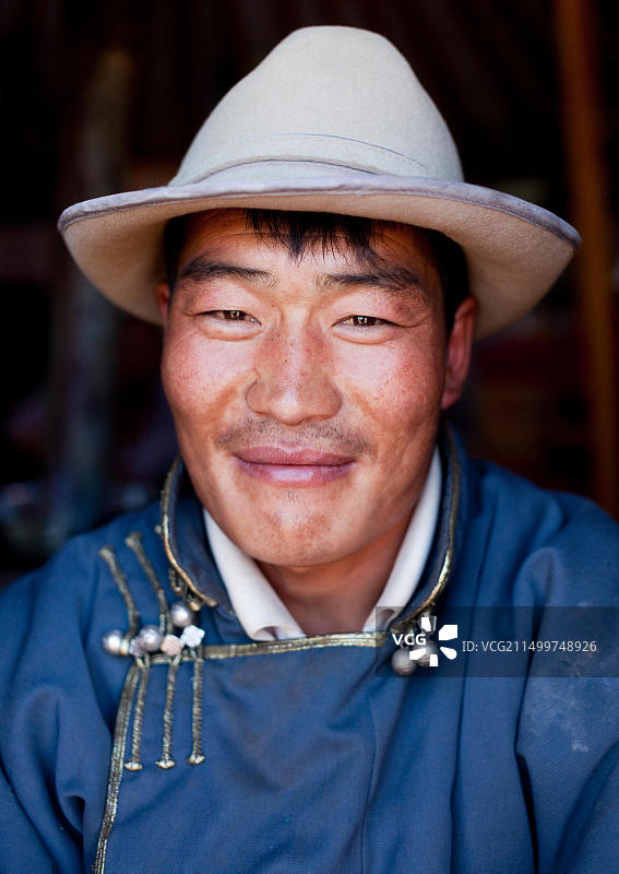 蒙古戈壁沙漠中，蒙古包内的牧民图片素材