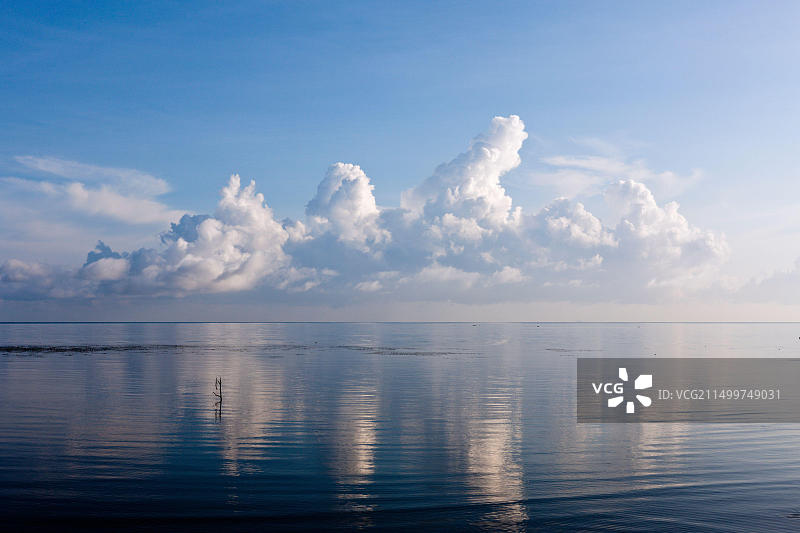 巴布亚新几内亚新不列颠金贝湾上空的云彩图片素材