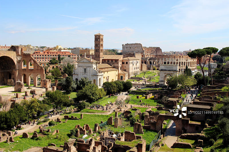 罗马广场的春日阳光与背景中的古罗马斗兽场图片素材