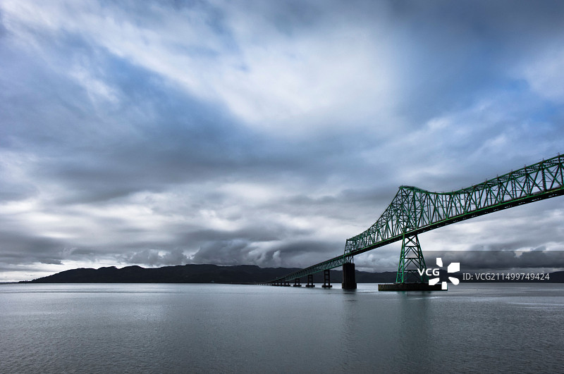 美国101号公路穿越俄勒冈州和华盛顿州之间的哥伦比亚河，位于阿斯托利亚-梅格勒大桥上图片素材