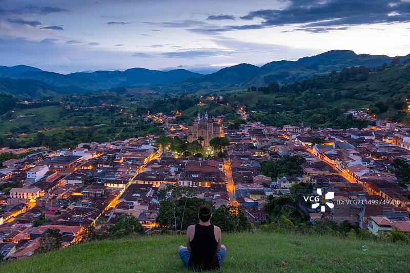 日落时分在哥伦比亚安蒂奥基亚州耶里科镇的莫罗埃尔萨尔瓦多观景点图片素材