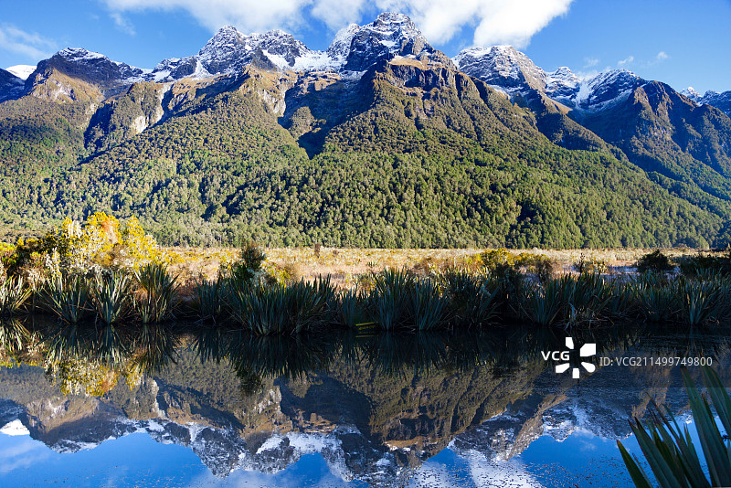 霍利福德山谷镜潭，新西兰峡湾国家公园图片素材