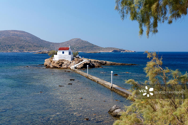 莱罗斯岛Agios Isidhoros教堂，通过堤道与大陆相连，希腊图片素材