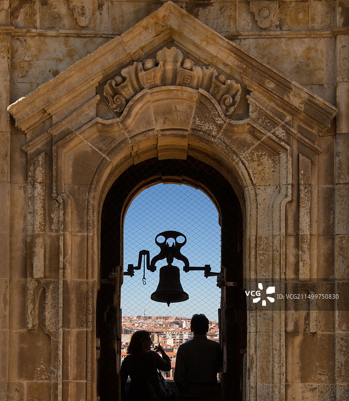 西班牙卡斯蒂利亚-莱昂地区萨拉曼卡大学钟楼的游客图片素材