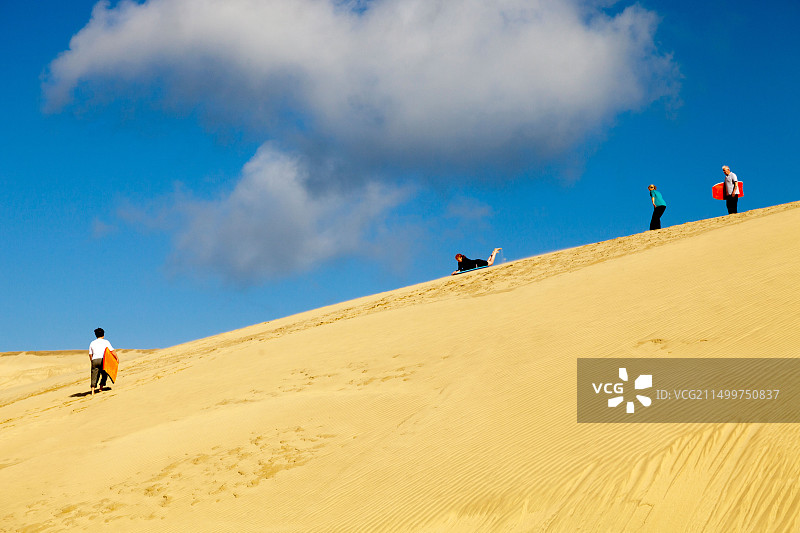 在蒂帕基沙丘冲浪，新西兰图片素材