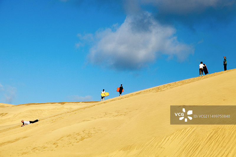 在新西兰蒂帕基沙丘冲浪图片素材