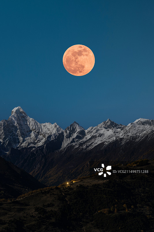 四川省甘孜藏族自治州小金县四姑娘山景区幺妹峰超级月亮图片素材