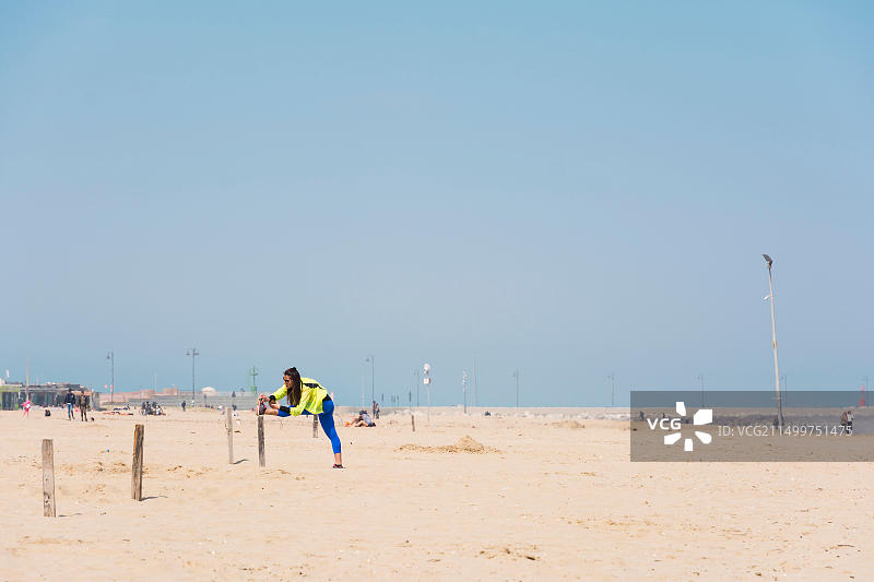 里米尼海滩跑步后拉伸的女孩图片素材