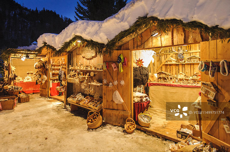 巴伐利亚浪漫圣诞市场：装饰精美的雪地小屋图片素材