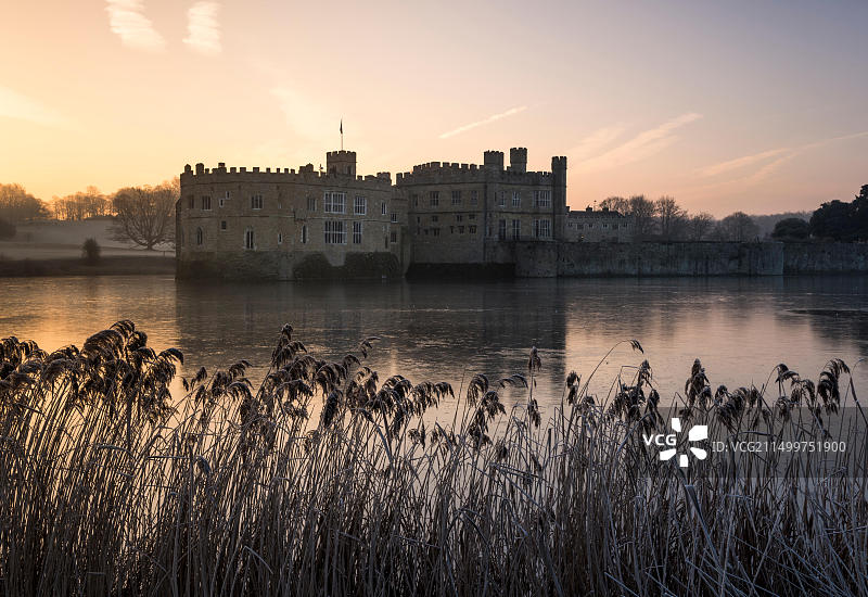 冬季早晨肯特利兹城堡的绚丽日出图片素材