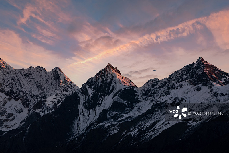 四川省甘孜藏族自治州小金县四姑娘山景区日照金山户外风光图片素材