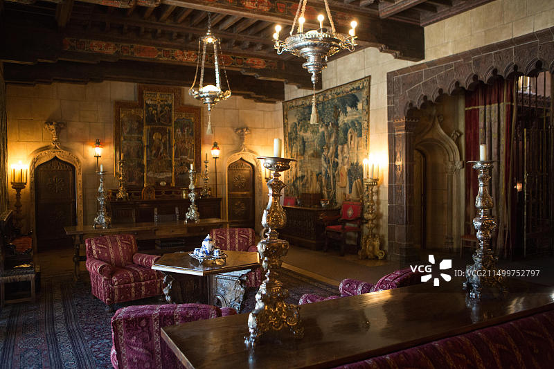 赫斯特城堡的起居室装饰：家具、挂毯、艺术品、华丽的蜡烛和灯具图片素材
