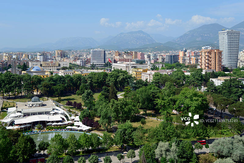 地拉那市中心：从天空塔俯瞰里尼亚公园、斯坎德培广场和TID大厦，阿尔巴尼亚图片素材